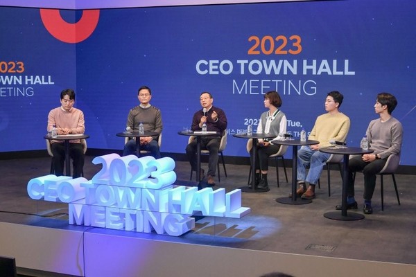 CEO Cho Sung-hwan of Hyundai Mobis (third from left) is talking to a panel of executives and employees at the Hyundai Mobis 'CEO Town Hall Meeting' held at the Mabuk Technology Research Center in Yongin, Gyeonggi-do on Jan 17.