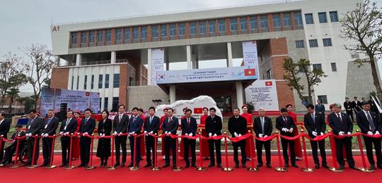 Participants are cutting the tape at the completion ceremony of the Vietnam-Korea Institute of Science and Technology (VKIST) in Hanoi, Vietnam, on Jan. 17.