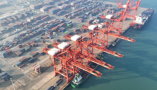 Photo taken on Dec. 7, 2022 shows a busy scene at a container terminal of the Lianyungang Port in east China's Jiangsu province. (Photo by Geng Yuhe/People's Daily Online) 