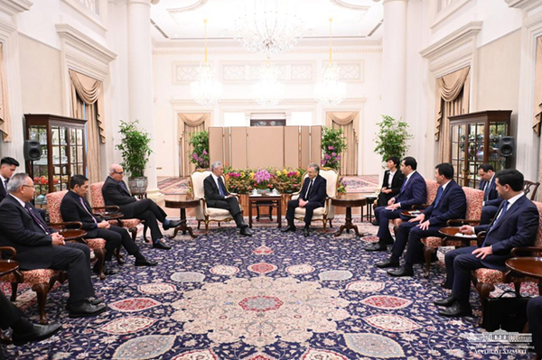 The President of Uzbekistan Shavkat Mirziyoyev and the Prime Minister of Singapore Lee Hsien Loong are holding a meeting, Singapore, January 17.