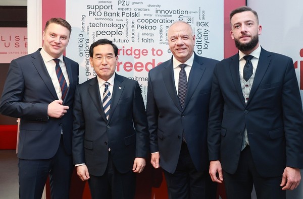 Trade, Industry and Energy Minister Lee Chang-yang (second from left) holds talks with Jacek Sasin, Poland's Deputy Prime Minister and Minister of State Assets, on January 18 in Davos to discuss the Korea-Poland joint Pątnów project .