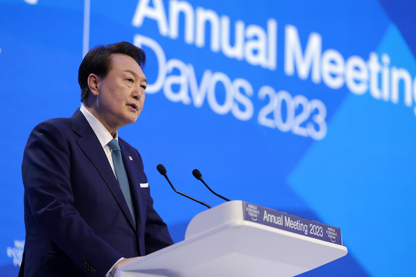 President Yoon Suk-yeol delivers a special speech at the Davos Forum on Jan. 18.
