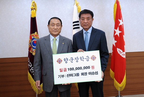 Chairman Lee Seung-sub (right) of Shina Group visits the Veterans Association to donate 100 million won in scholarships to Chairman Kim Jin-ho of the association on Feb. 17