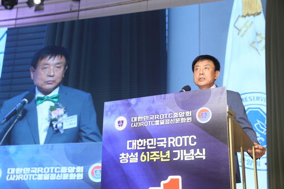 Lee Seung-sub, honorary chairman of the Korea ROTC Central Association, delivers a welcoming speech at the 61st anniversary of the ROTC held at the Korea Freedom Federation in Jangchung-dong, Seoul.