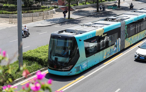 An autonomous rail rapid transit bus is on a test run in Chengdu, southwest China's Sichuan province, July 6, 2022. (Photo by Zhuang Ge'er/People's Daily Online)