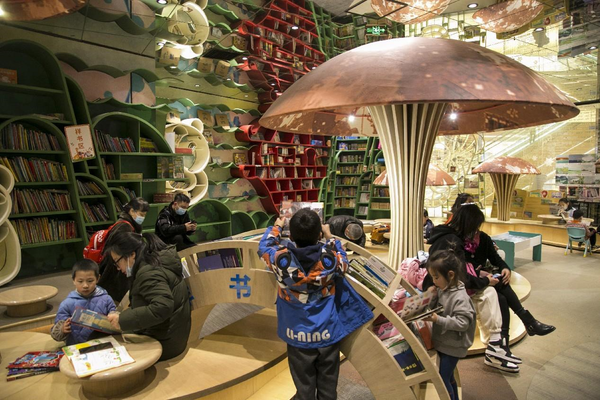 Children read and buy books in a bookstore in Chengdu, southwest China's Sichuan province, Jan. 12, 2022. (Photo by Zhu Chunjian/People's Daily Online)