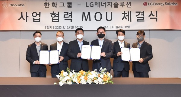 Executives of Hanwha Group and LG Energy Solutions pose for the camera after signing an MOU for business cooperation at the Plaza Hotel in Seoul on Jan. 16, 2013./ Courtesy of Hanwha Group