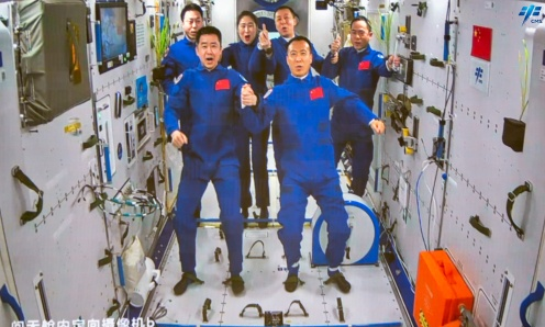 At 7:33 a.m. on Nov. 30, 2022 (Beijing time), the Shenzhou-14 crew opened the hatch to welcome the Shenzhou-15 crew. Photo shows Shenzhou-15 and Shenzhou-14 crew taking a group picture after a historic gathering in space. (Photo from the China Manned Space Agency)