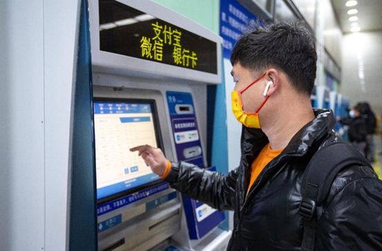 A passenger uses a ticket vending machine to buy a ticket at Nanjing Railway Station in Nanjing, east China's Jiangsu province, Dec. 24, 2022. (Photo by Su Yang/People's Daily Online)