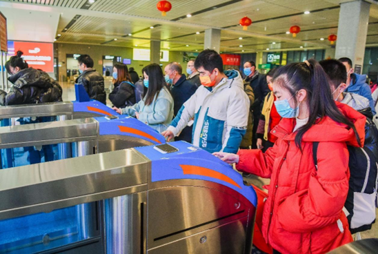 Passengers pass checks by scanning their ID at Qijiang East Railway Station in southwest China's Chongqing municipality, Jan. 7, 2023. (Photo by Chen Xingyu/People's Daily Online)