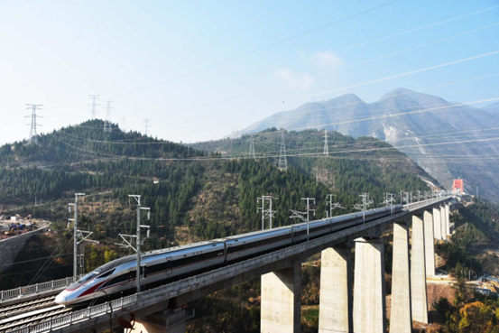 A bullet train runs on a railway bridge over the Daning River in Wushan county, southwest China's Chongqing ,unicipality, Jan. 7, 2023. The railway bridge is a section of the Zhengzhou-Chongqing high-speed railway. (Photo by Wang Zhonghu/People's Daily Online)