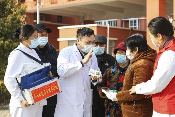 Doctors guide villagers of Shuangzhuang village, Huaiyin district, Huai'an city, east China's Jiangsu province, on how to take medicines safely, Jan. 4, 2023. (Photo by Zhao Qirui/People's Daily Online)