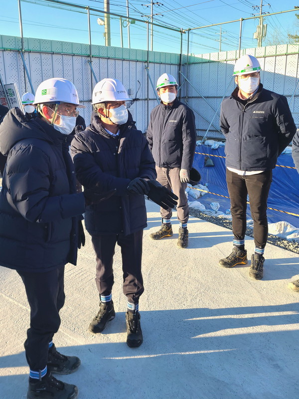 한국마사회 정기환 회장(왼쪽에서 두번째)이 영천경마공원 건설현장 점검에 나섰다. 