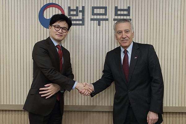 Justice Minister Han Dong-hoon shakes hands with U.S. Ambassador to Korea Philip Goldberg at the Gwacheon Government Complex, Gyeonggi Province on Jan. 30.