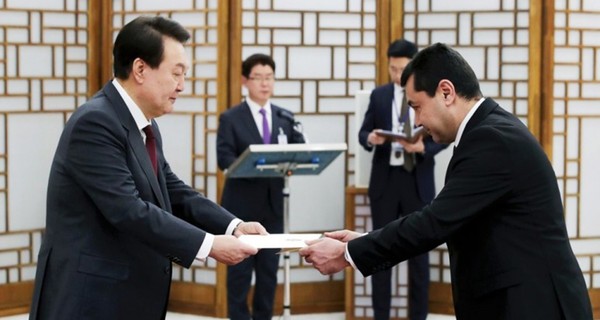 President Yoon Suk-yeol (left) receives credentials from the newly appointed Ambassador B. Durdyev of Turkmenistan in Seoul at the Yongsan Presidential Palace in Seoul on Jan. 26, 2023.