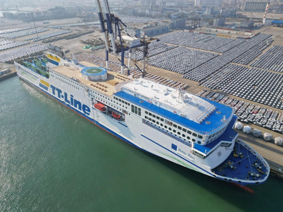 A liquefied natural gas-powered ro-ro passenger ship named Peter Pan, which was built by a Chinese company for a German company, is officially launched, Dec. 7, 2022. Loaded with nearly 600 units and pieces of vehicles, engineering machinery and accessories, the ship sailed from Yantai Port in east China's Shandong province to Europe on the first day of its operations. (Photo by Tang Ke/People's Daily Online)