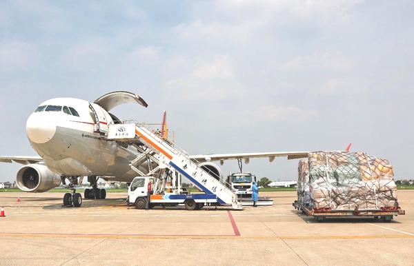 Staff members of Nantong Xingdong International Airport, east China's Jiangsu province, load an all-cargo aircraft bound for Tokyo, Japan, July 14, 2022. (Photo by Xu Congjun/People's Daily Online)