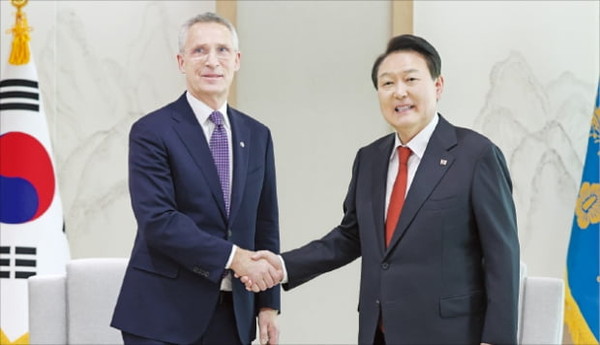 President Yoon Suk-yeol (right) shakes hands with (NATO) Secretary General Jens Stoltenberg/ Courtesy of the president's office