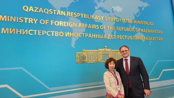 Vice Foreign Minister Yellow kilymzhanov of the Republic of Kazakhstand and Vice Chairperson Joy Cho of The Korea Post media (right and left, respecively) are posing for the camera. Cho is currently in Kazakhstand for the coverage of the country.