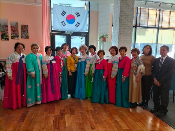 Vice Chairperson Cho (ninth from right) is posing with leaders of the ethnic Koreans in Kazakhstan called Goryeo-in, or people of Goryeo.Goryeo is a neutral name meaning Korea between Hankuk (used in South Korea) and Joseon (used in North Korea). Goryeo is the name used during the Goryeo Dynasty of Korea (July 25, 918~Aug. 13, 1392).