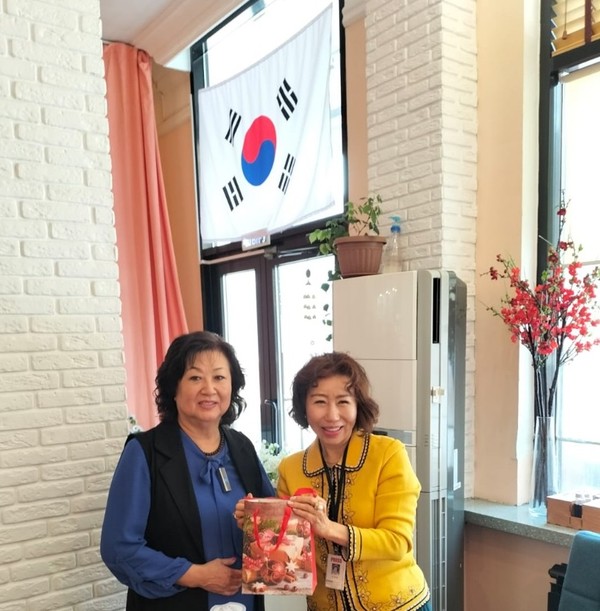 Vice Chairperson Cho (right) is posing with Ms. Park Roja Mikhailovna, deputy sirector of the Astana Korean Association in Kazakhstan.