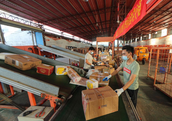 Workers of a parcel distribution center in Guangchang county, Fuzhou, east China's Jiangxi province sort express delivery parcels to be shipped to different townships and rural courier stations, Nov. 12, 2022. (Photo by Zeng Henggui/People's Daily Online)