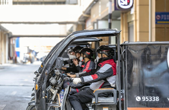 Couriers of SF Express are ready to deliver express parcels in Qianxi, southwest China's Guizhou province, Nov. 12, 2022. (Photo by Fan Hui/People's Daily Online)