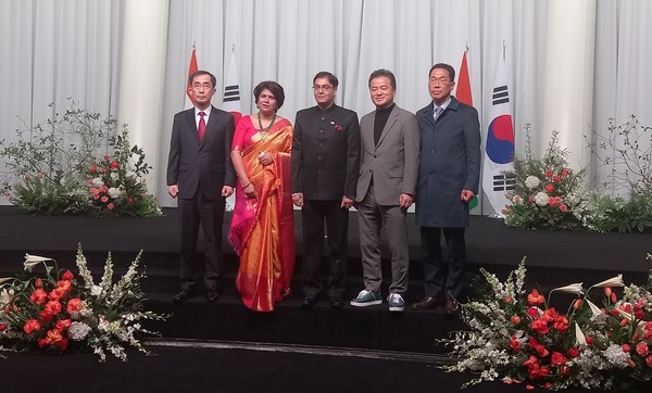 Ambassador Amit Kumar of the Republic of India in Seoul and his wife Surabhi Kumar (third and second from left, respectively) pose with Deputy Minister for Economic Affairs Kang Jae-kwon of the Ministry of Foreign Affairs, Vice Chairman Lim Jong-seong of Korea-India Parliamentary Friendship Group and Lawmaker Kim Ju-young (far right, fourth and fifth from left, respectively) at a reception held at the Dungdung-seom Floating Islet in Seoul on Feb. 1, 2023 in celebration of the 74th anniversary of the Republic Day of India.