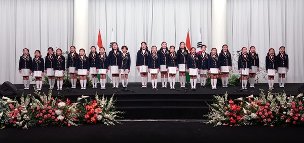 Members of the Brillante Children’s Choir sing the national anthems of India and Korea.