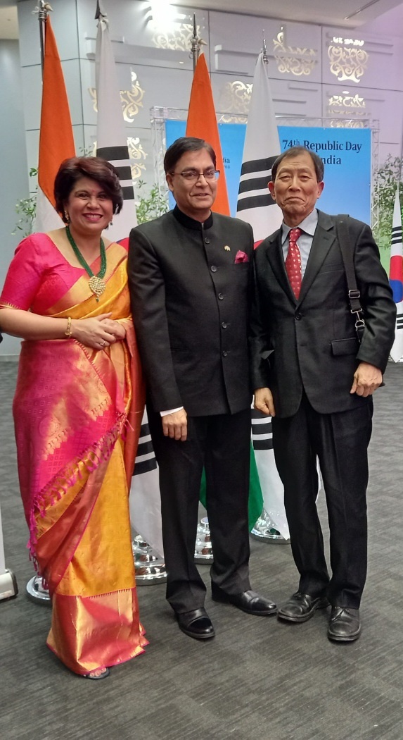 The above photo shows, from left, Ambassador Amit Kumar of the Republic of India in Seoul, his wife Surabhi Kumar, and Vice Chairman Choe Nam-suk of The Korea Post.