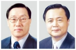 Kim Tae-sik, executive director of Korea United Pharm (left) and Cho Hyun-dong, the first vice foreign minister