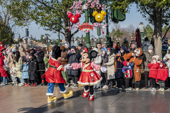 Photo taken on Jan. 27, 2023 shows tourists visiting Shanghai Disneyland theme park. (Photo by Wang Chu/People's Daily Online)