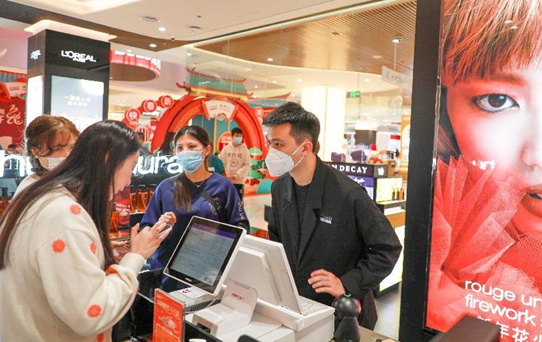 Consumers buy duty-free products at the CDF Haikou Duty Free Shop in south China's Hainan province, Jan. 27. (Photo by Li Tianping/People's Daily Online) 