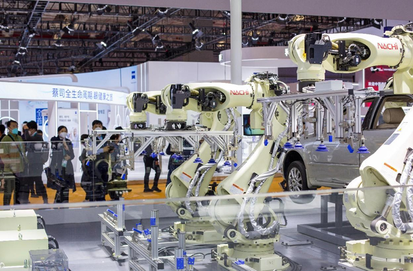 Vehicle-assembling robots are exhibited at the fifth China International Import Expo in Shanghai, Nov. 7, 2022. (Photo by Zhai Huiyong/People's Daily Online)