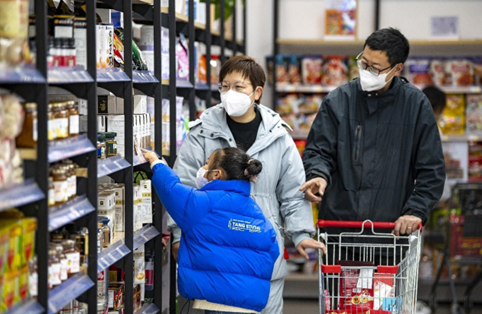 Citizens buy imported products at a shopping center in Jinyi Comprehensive Bonded Zone, Jinhua, east China's Zhejiang province, Jan. 10，2023. (Photo by Hu Xiaofei/People's Daily Online)