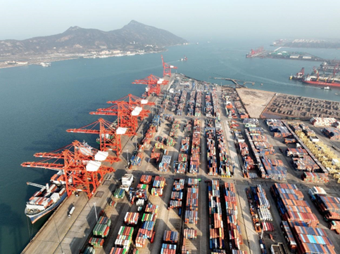 Photo shows a busy scene at a container terminal in Lianyungang, east China's Jiangsu province, Jan. 18，2023. (Photo by Wang Chun/People's Daily Online)