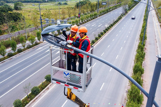 Technicians install a smart street lamp in Jinyi New Area, Jinhua, east China's Zhejiang province, Oct. 11, 2022. (Photo by Chen Jun/People's Daily Online)