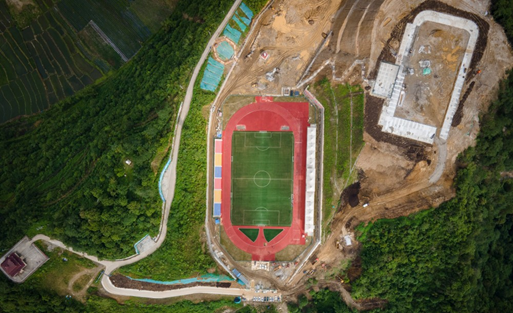 Photo shows a bird's eye-view of a soccer pitch on a cliff in Motuo county, southwest China's Tibet autonomous region. (Photo from Nanfang Plus app)