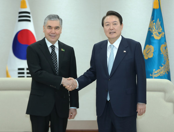 The Chairman of the Halk Maslakhaty of Turkmenistan, the National Leader of the Turkmen people H.E. Mr. Gurbanguly Berdimuhamedov with the President Yoon Suk-yeal (right) of the Republic of Korea