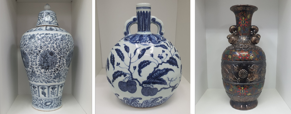 From the left, Blue and White Porcelain Chrysanthemum Patterned Large Plum, Great Ming Dynasty Hongwu 6 years (H 63.5cm); Blue and White Porcelain PomegranatePatterned Double-Edged Bottle, Great Ming Dynasty Wanli 43 years (H 28.5cm * D 13cm); Black Glaze Powdered Elephant Door Pair Window Bottle, Great Ming Dynasty Yongzheng 6th year (H 44cm * D 13.5cm).