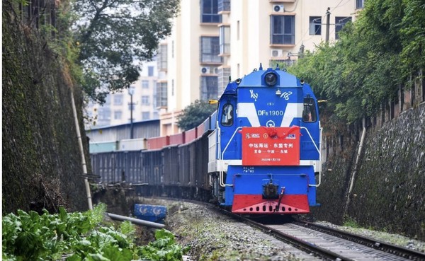A freight train bound for Chinese sea ports facing ASEAN countries departs from Yichun, east China's Jiangxi province on Jan. 27, 2022. (Photo by Zhou Liang/People's Daily Online)