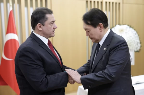 President Yoon Suk-yeol (right) visits the Embassy of Turkiye in Seoul on Feb. 9 to express his condolences to Turkiye Ambassador to Korea Salih Murat Tamer.
