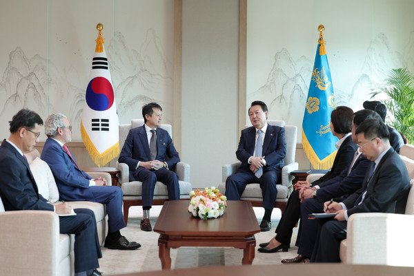 President Yoon Suk-yeol (right) meets with World Intellectual Property Organization (WIPO) Director General Darren Tang at the Presidential Office in Yongsan, Seoul on Feb. 8.