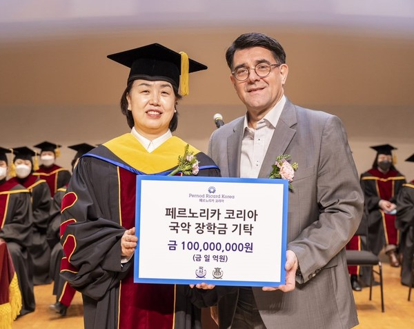 Pernod Ricard Korea Delivers 100million KRW in scholarships for the Development of Gugak, traditional Korean music. (Frome left) Principal Mo Jung-mi of National Gugak High School, CEO Frantz Hotton of Pernod Ricard Korea