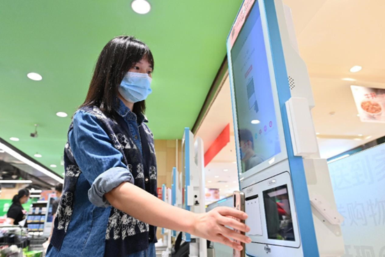A citizen pays with digital yuan in a supermarket in Shapingba district, southwest China's Chongqing municipality. (Photo by Sun Kaifang/People's Daily Online)