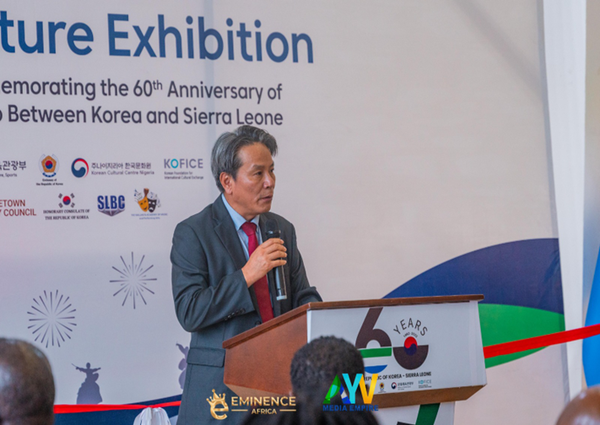 Korean Ambassador Kim Young-chae speaks at a celebration meeting of the 60th anniversary of diplomatic relations between Korea and Sierra Leone.