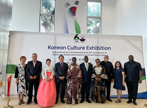 Ambassador Kim (4th from left with his spouse, Mrs. Kim, 3rd from left), poses with Mayor of Freetown, Mrs. Yvonne Aki Sawyer (fifth from left), and Sierra Leo Foreign Affair Minister -Professor David J Francis.