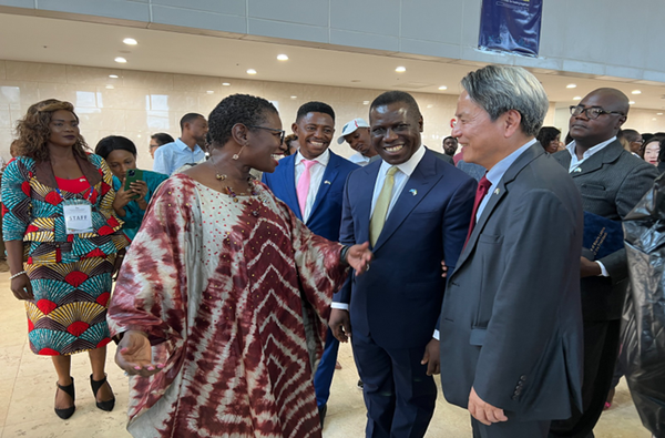 Ambassador Kim (right foreground) exchanges pleasantries with Major of Freetown Mrs. Sawyer (left, foreground) and Minister of Foreign Affairs/Professor David Francis (center foreground)