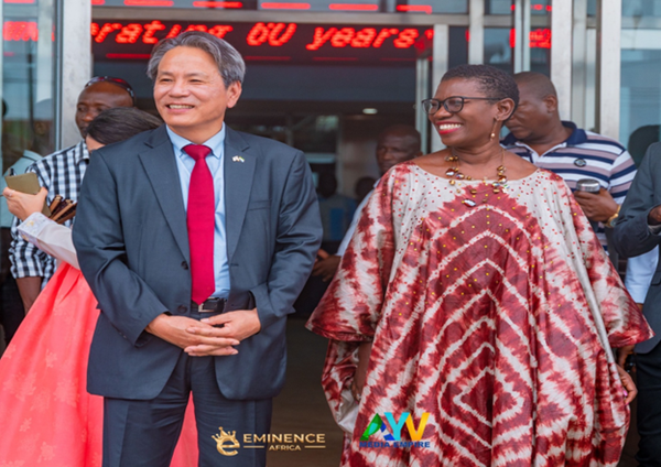 Ambassador Kim (left) and Mayor of Freetown Mrs., Yvonne Aki Sawyer (right) pose for the camera.