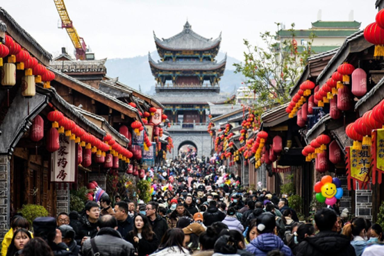 Photo taken on Jan. 27 shows a crowded tourist site in Liangshan Yi autonomous prefecture, southwest China's Sichuan province. (Photo by Li Jieyi/People's Daily Online)